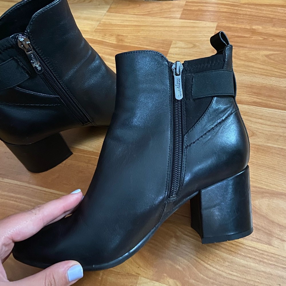 Easy spirit size 7 black booties